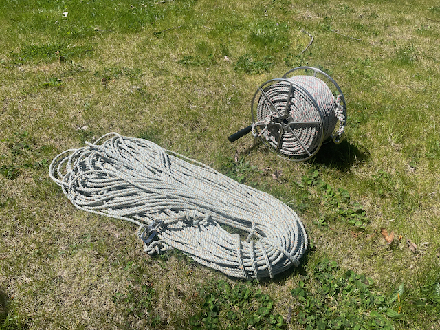 400 feet of line - one set coiled on the ground, one set on a rope winder cassette. It fits!