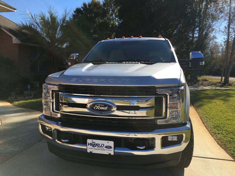 5 clearance lights on roof indicating load over 80\