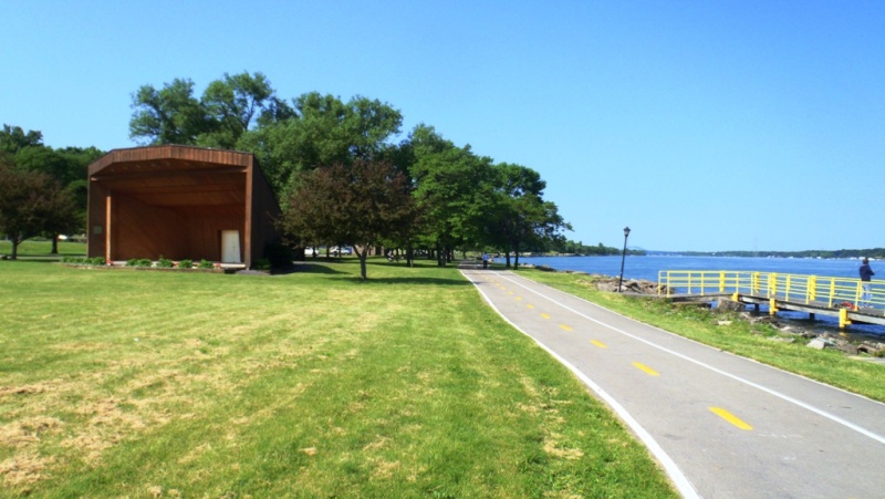 9.) Bike trail heading south along the Niagra River