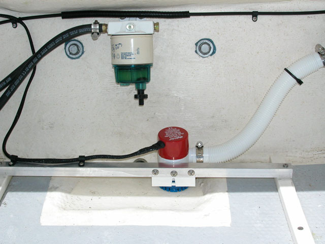 Aft bilge pump mounting