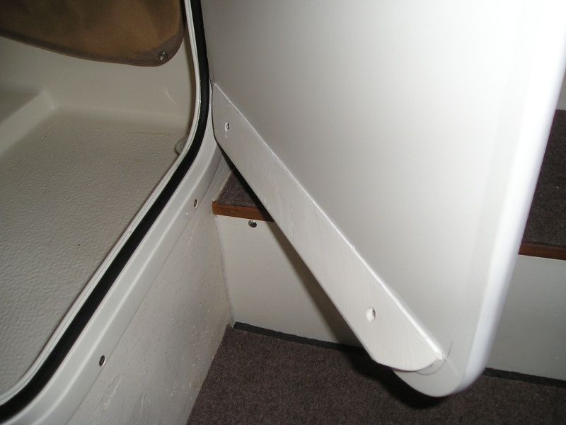 Angled starboard shower water deflector