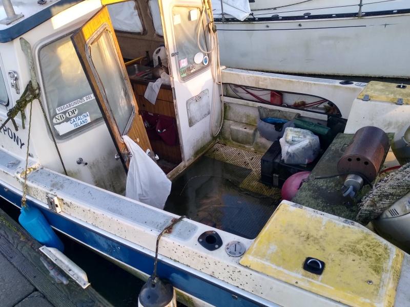 Another before picture, abandoned 22 Cuiser