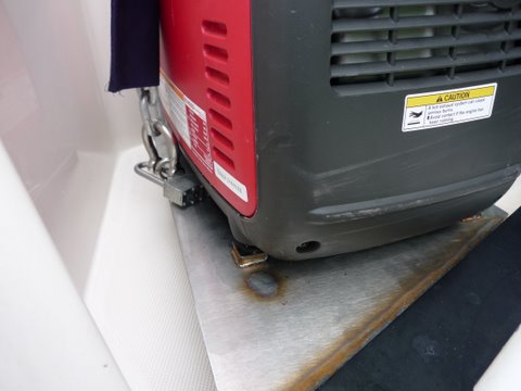 Another way to lock using chain and shackle, a padlock but that rattles if you run it with the padlock in place