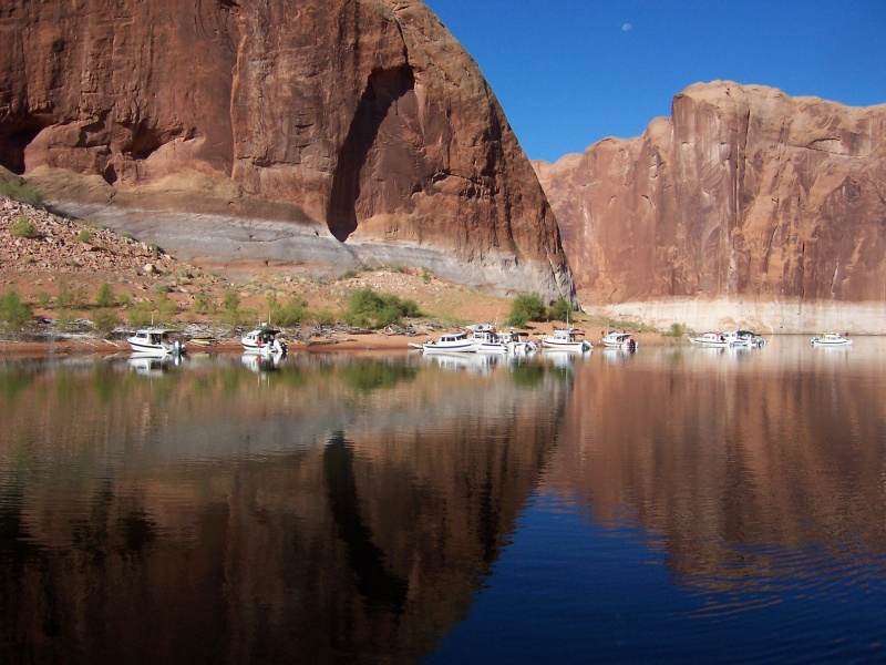 Boats on the beach at Explorer Canyon getting ready to headout Monday morning 9-27