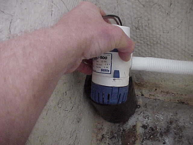 (BOMBERO) THE PUMP CAN SIMPLY BE LIFTED OUT TO CLEAN