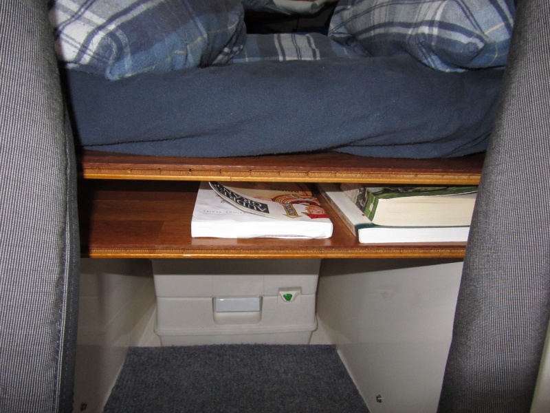 Bookshelf to fill the gap in V-berth