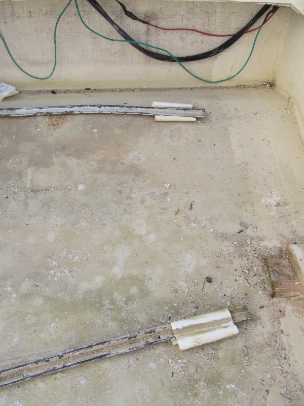 Closer look at the plastic strips under the tank.