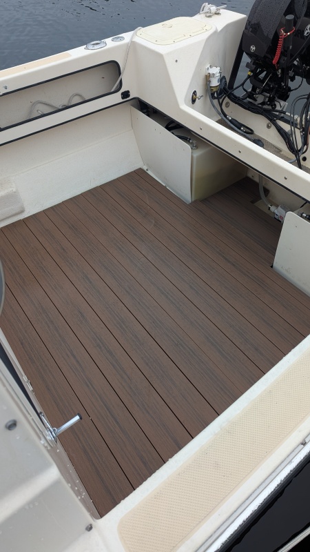 Cockpit deck floor