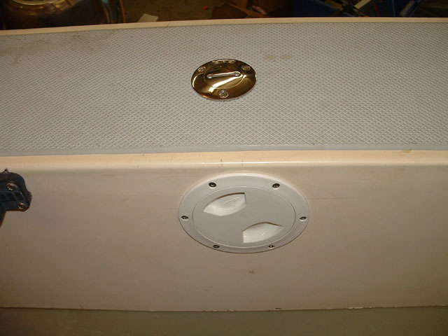 Deck plate and gas filler neck