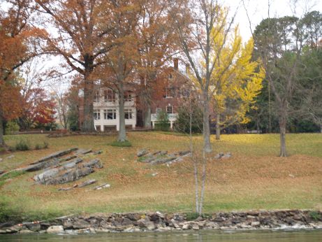 Despite it being late November, there are still magnificently colored trees.  Wow!