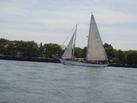 DSC02555 Nice schooner getting ready to head up the East River