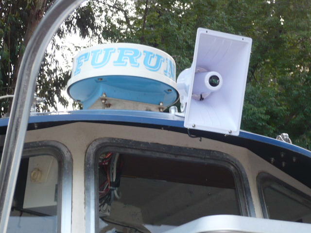 Hailer mounted to eye brow with SS bolts in lip, no roof holes.