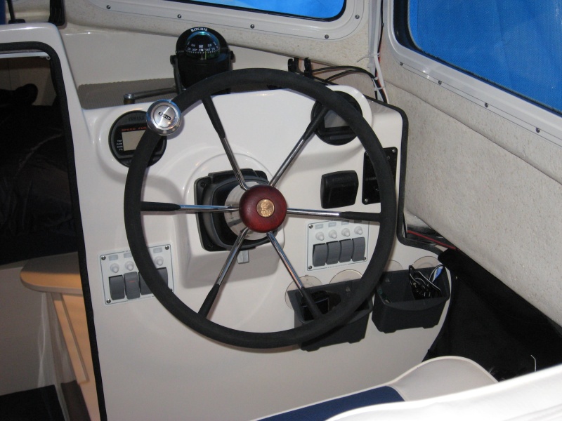Helm hub and speed knob by Edson
