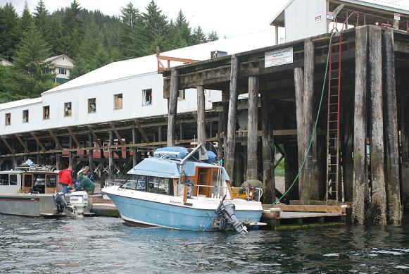 Hoonah fuel dock.....a long way down