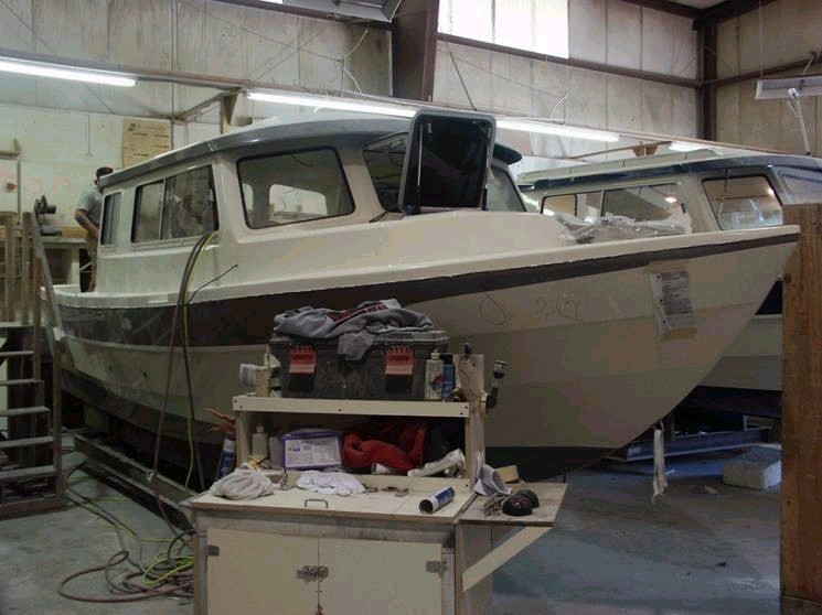 Jerry And Helen's New 25. Cream exterior and nonskid with Nomad accent. Interior fabric will be Taupe. (All Photos Courtesy Of Les Lampman - Thanks Les)!  3/8/04