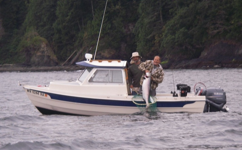 Jon's 32 pound King. Bill (DaNag) giving expert netting assistance.