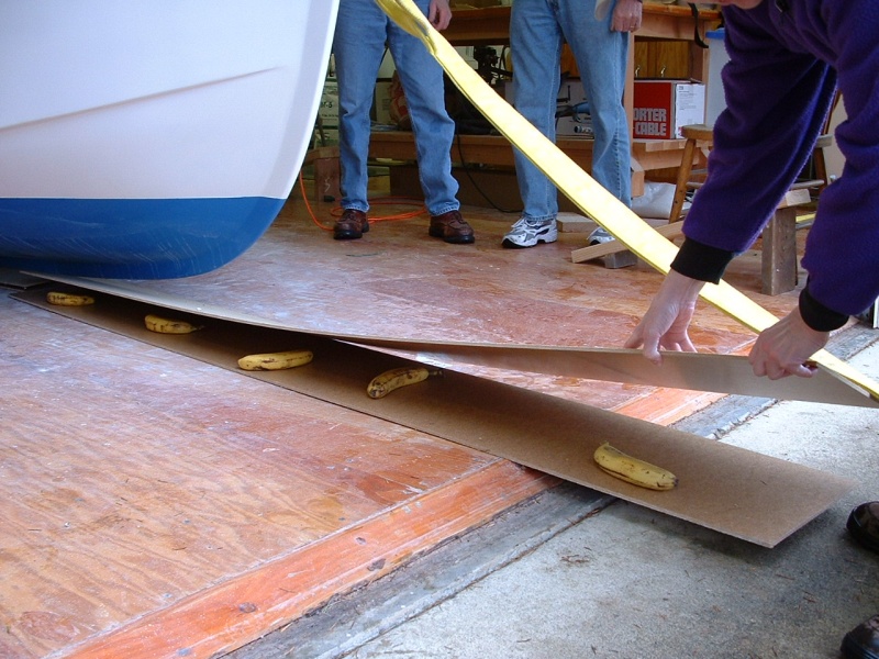 (Knot Yacht) Greasing the ways with banana\'s