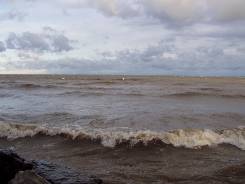 L. Ontario Storm 10-28-06: Waves Breaking on Shore