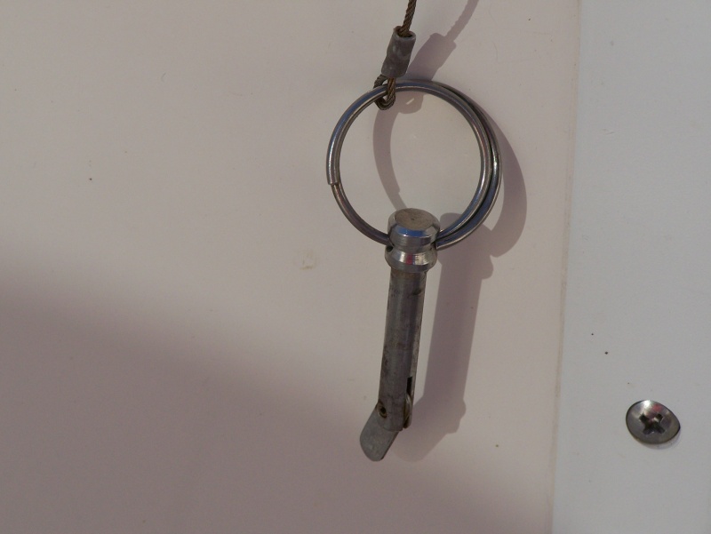 Locking pins on leg mounts