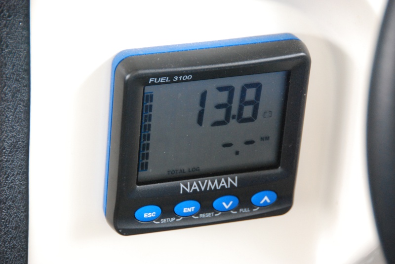 NAVMAN 3100 Fuel Management Display, indicating the 12VDC Buss  voltage.