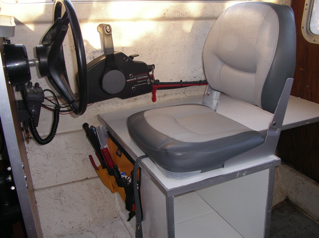 New seat / minimalized & painted shelves