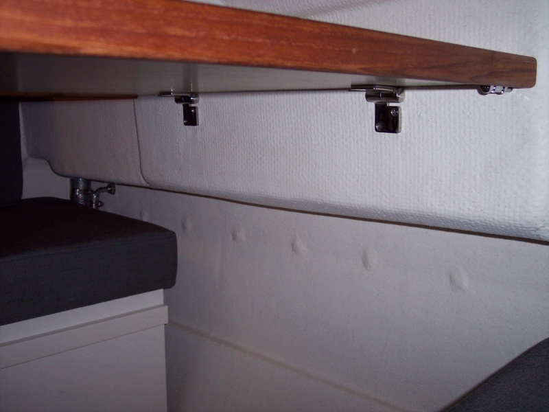 New table hinge and latch system