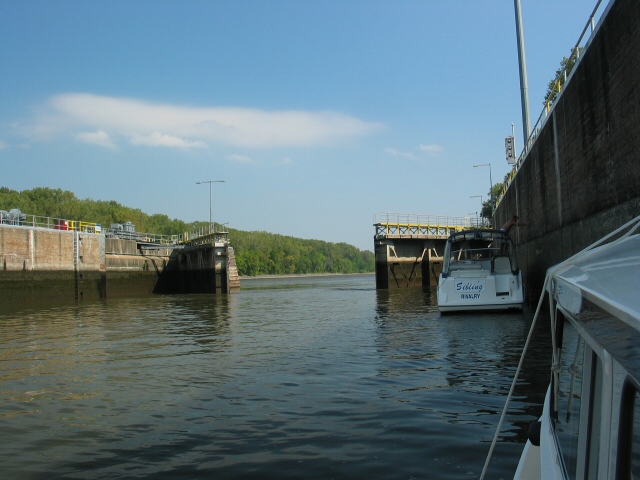Note lock walls as gates open, holding against wall with lines in this lock.