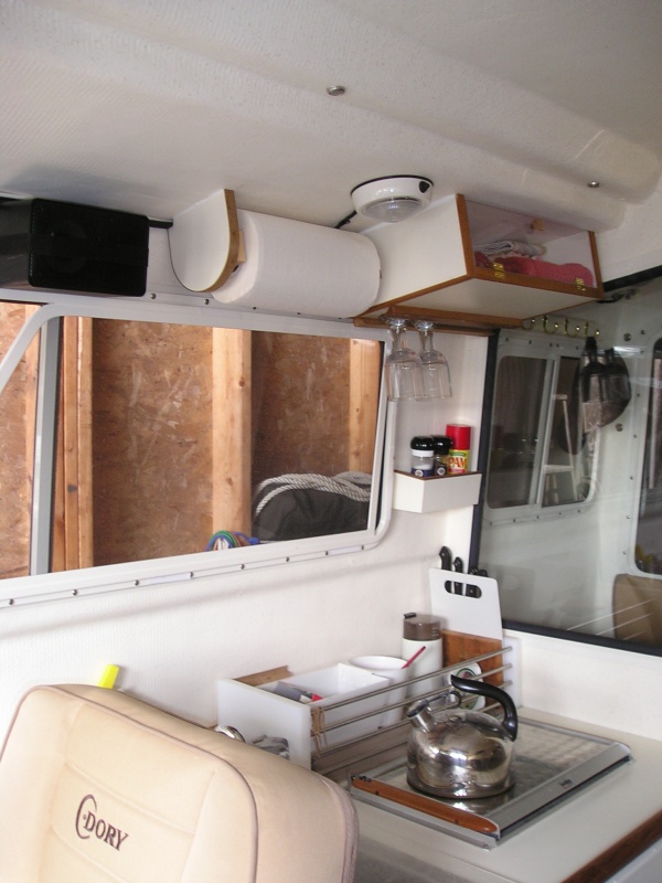 Overhead cabinet