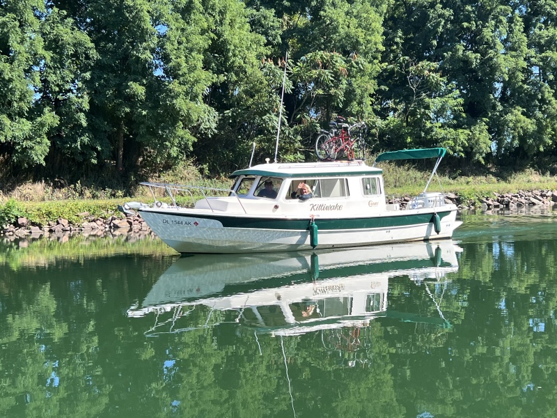 Passing Kittiwake on the Erie Canal