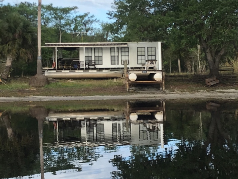 Pontoon House along the souther St. John\'s River