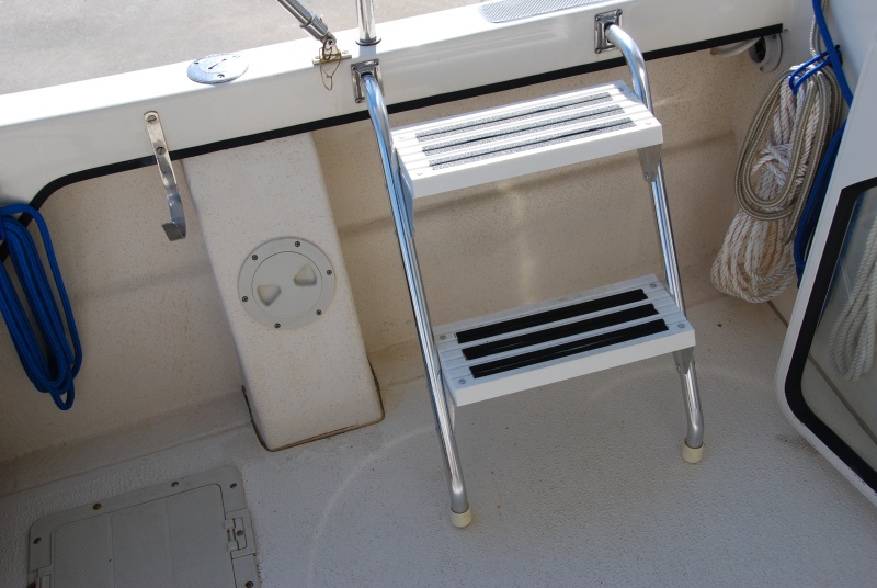 Portable cockpit step ladder. Mounts also on starboard side forward of fuel fill system access port. Ladder stores in 'V-berth' area.