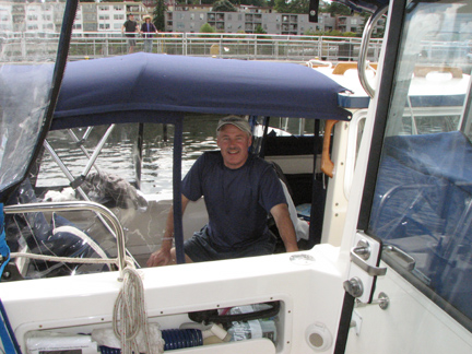 Rafted up with Brock on Bambina, going through the lock