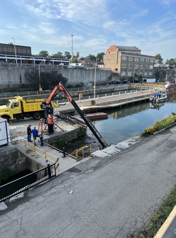 Removing debris from Lock 35