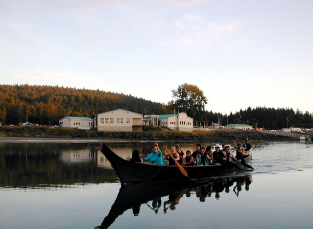 (rogerbum) Makah Whaling canoe - a few Makah & a bunch of (I believe) Japanese exchange students