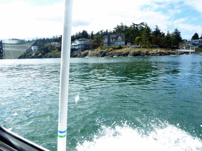 Rounding the point heading towards Cap Sante. How nice it must be to live right there!