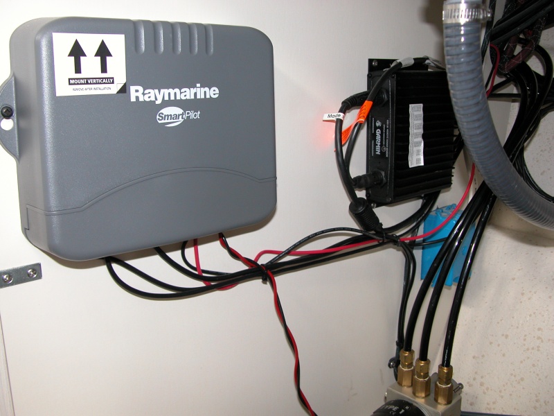 (Sea Angel) S1G, Autopilot CPU located under the sink.
The black box to the right is the GARMIN "GSD-20" transducer module.
The hydraulic pump for the autopilot can be seen at the bottom right of the pix.