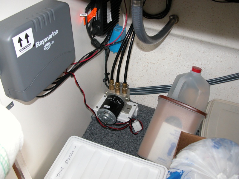 (Sea Angel)
ST6001 Autopilot CPU and hydraulic pump
located under sink. Fluxgate gyro-compass is on other side of refrigerator cabinet in floor compartment mounted on the forward bulkhead at the bilge level.