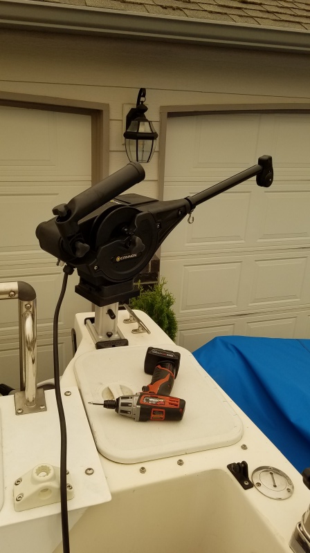 Stern downrigger mounted