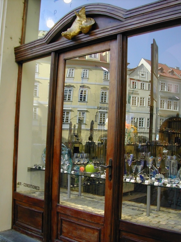 StoreWindowReflectionOfOldTownSquare