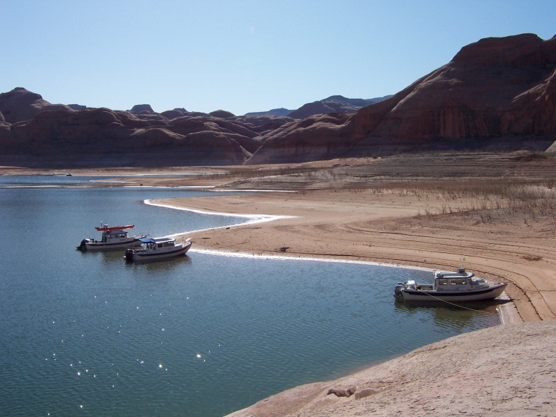 Sun 4/21 C-Swell and Voyager left Amy Jo Sunday morning with Amy Jo continuing south and Voyager and C-Swell went north. Voyager and C-Swell made it as far south as Mountain Sheep Canyon just before Dangling Rope Marina.