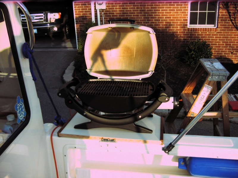 Table supports Weber Baby-Q propane gas grill