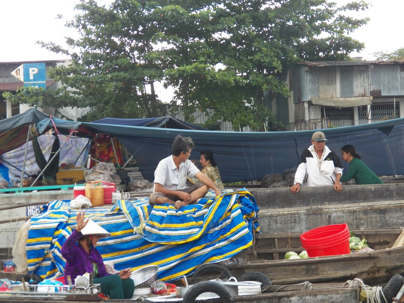The boats are rafted up, generally based on the item they are selling.  Venders come by to sell them meals.