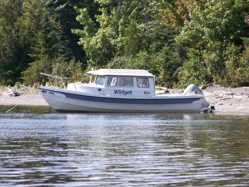 The conture of the bottom allows easy tie-up to shore with a bow anchor set.