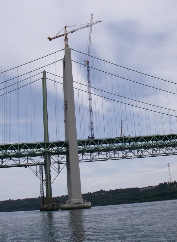 The last major job was to remove the two cranes from the top of the towers. This was done with a huge mobil crane that took the tower cranes down in 8 separate pieces.