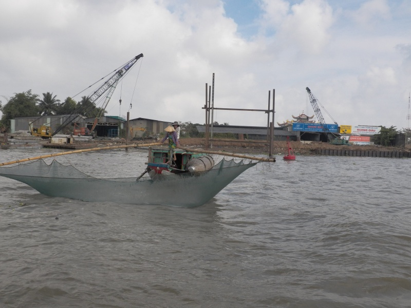 The net is lowered into the water.  I never saw any chumming, so I guess you just wait for the fish to happen by.