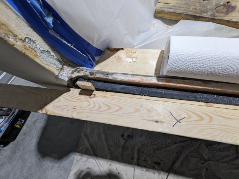The side show what was under the black plastic trim it\'s full length. Dry resin starved mat... Nio wonder water leaked into the coring underneith.