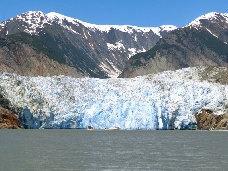 The two pretty big tour boats in front of the North Sawyer Glacier in Tracy Arm show its HUGE size.