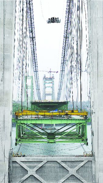 This picture is from the local paper and shows one of two sections that will slip between the two towers. The towers inside width is 1 1/4 inches wider than the bridge deck!