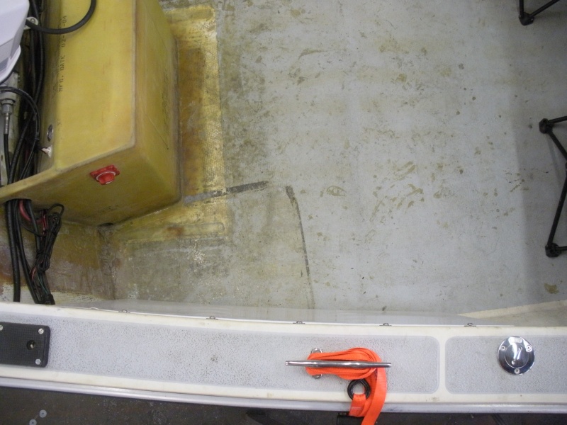 this view shows how the tanks hide up under the side, maximizing deck space, this with the smaller transom box makes for a really big back deck