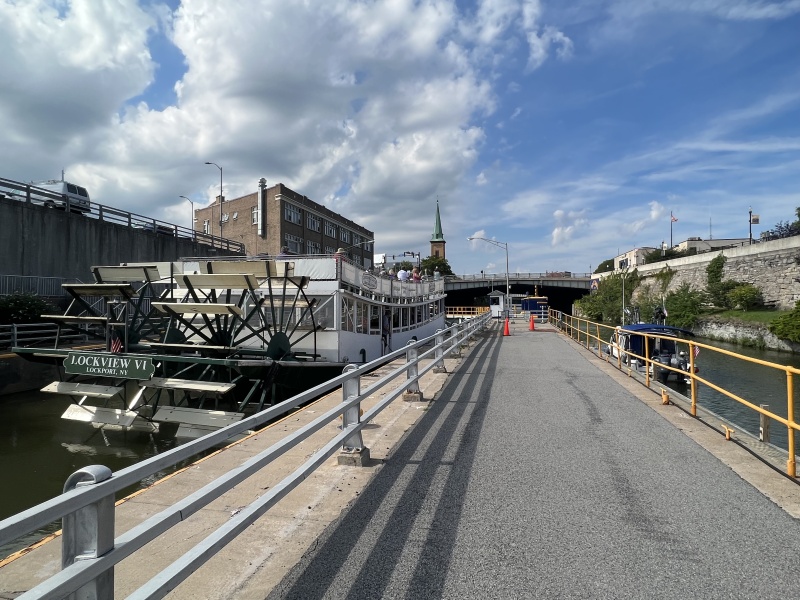 Tour boat in Lock 35